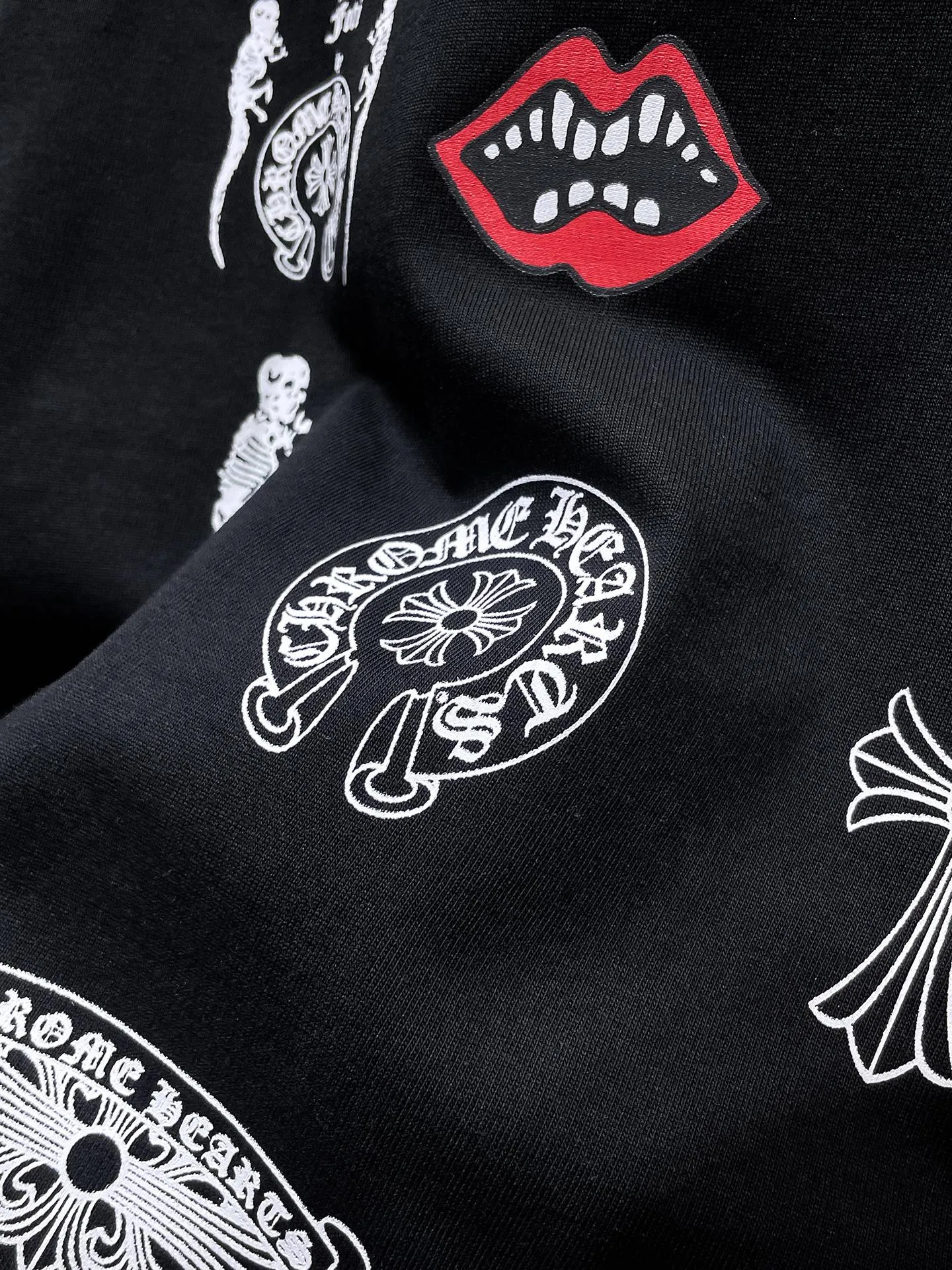 P150 new Chrome Hearts 25ss worn model for summer! High-weight, environmentally friendly and high-quality top-quality fabric 280g Crow contrast graffiti frayed embroidered short sleeves. Counter synchronization. 1:1 replica version. Recommended colors: black, white, gray. Size: S, M, L, XL